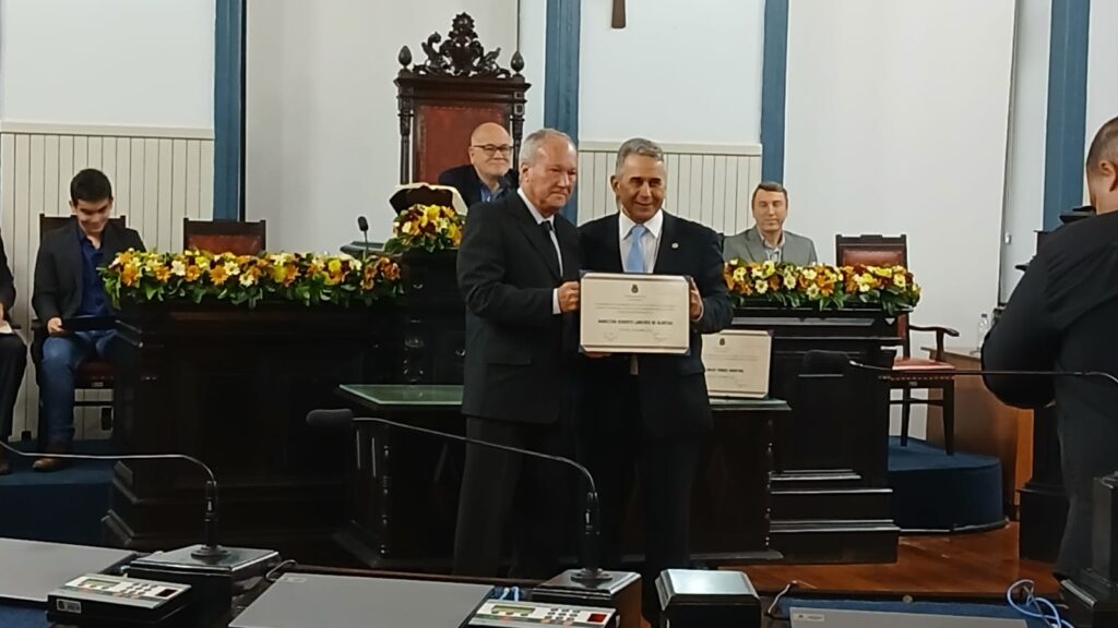 Dr Antonio Aguiar entrega titulo e cidadão benemértito de Juiz de Fora a Hamilton Larcher 